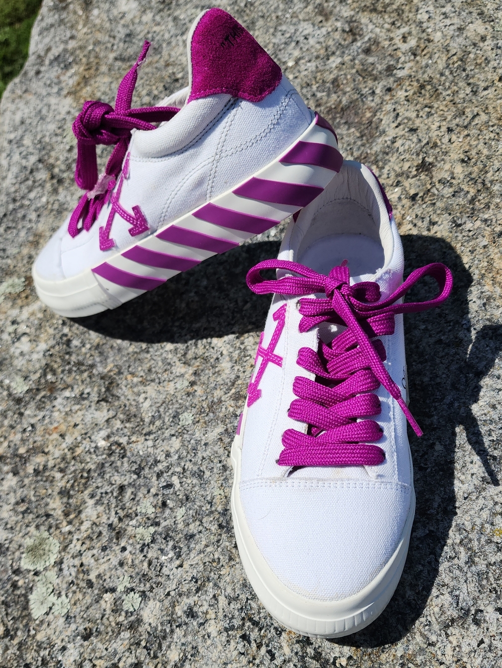 Off-White Low Vulc Sneakers with Magenta Accents - Women's Casual Lace-Up Sz 38